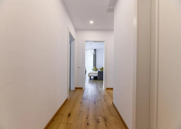 Апартаменти Jad Luxury Apartments Urban Plaza